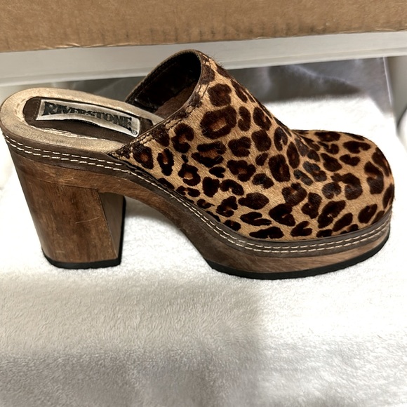Riverstone size 8 Animal print slip on clogs. - Picture 3 of 11